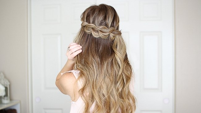 Half Pull-Through Braid With Messy Waves